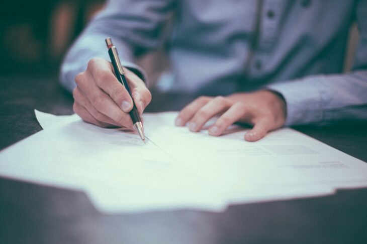 Persona firma dei documenti
