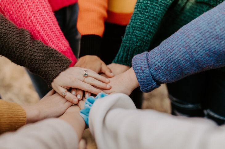 Le mani di persone diverse si stringono fra loro