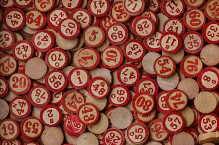 Pezzetti di legno coi numeri della tombola