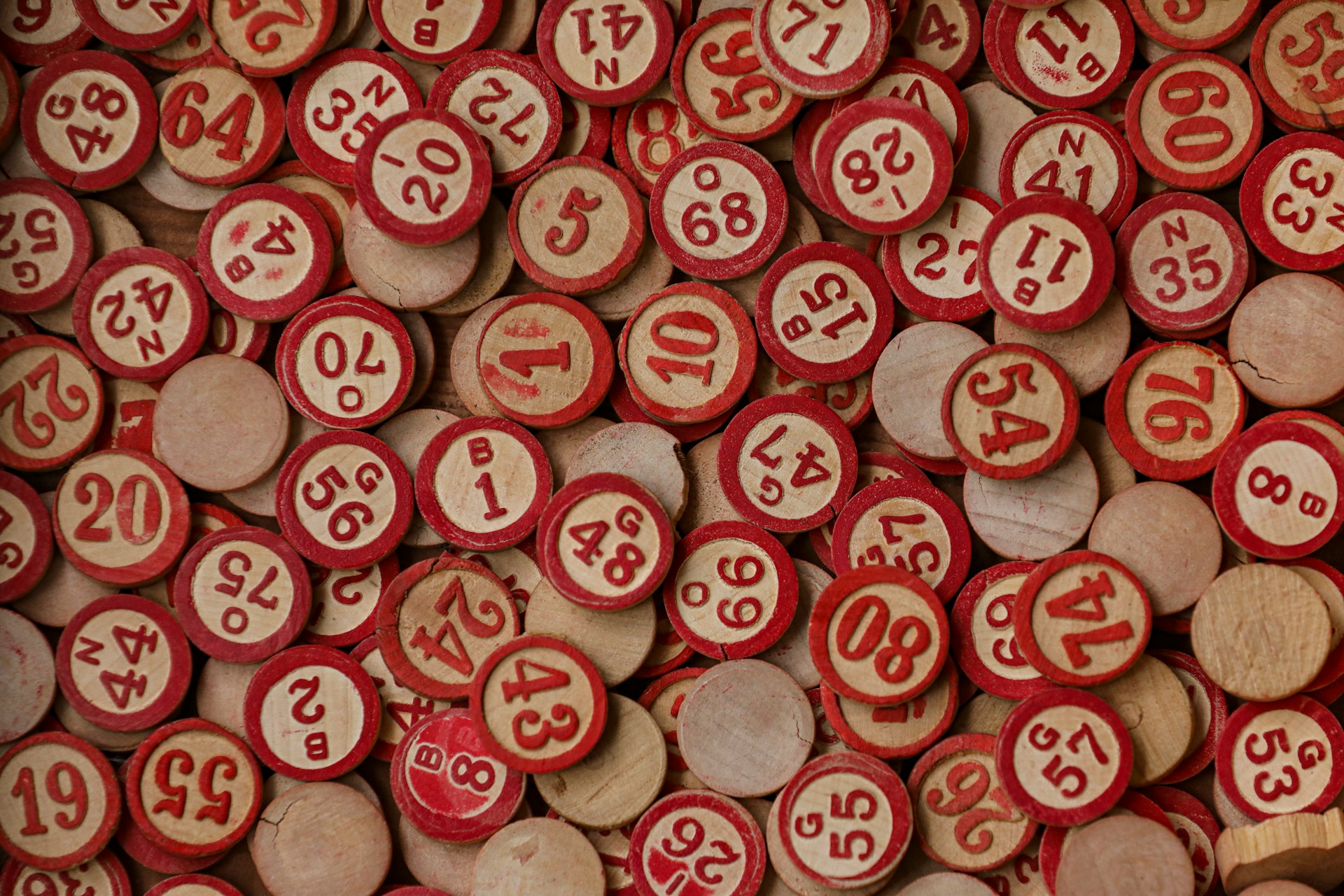 Pezzetti di legno coi numeri della tombola